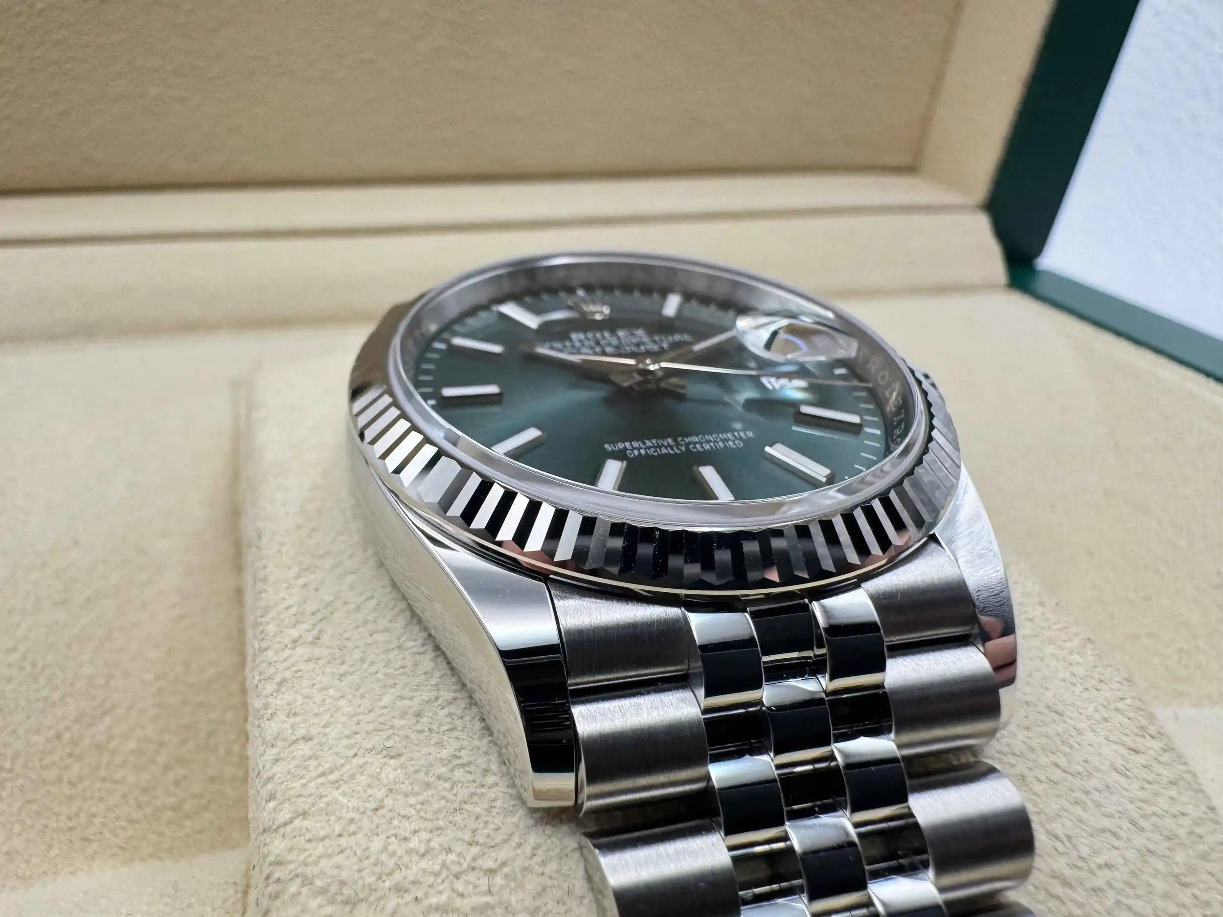Rolex Datejust 36mm | Mintgroen Wijzerplaat | 18k Witgouden Gekartelde Lunette | Jubilee | 126234 - Image 9