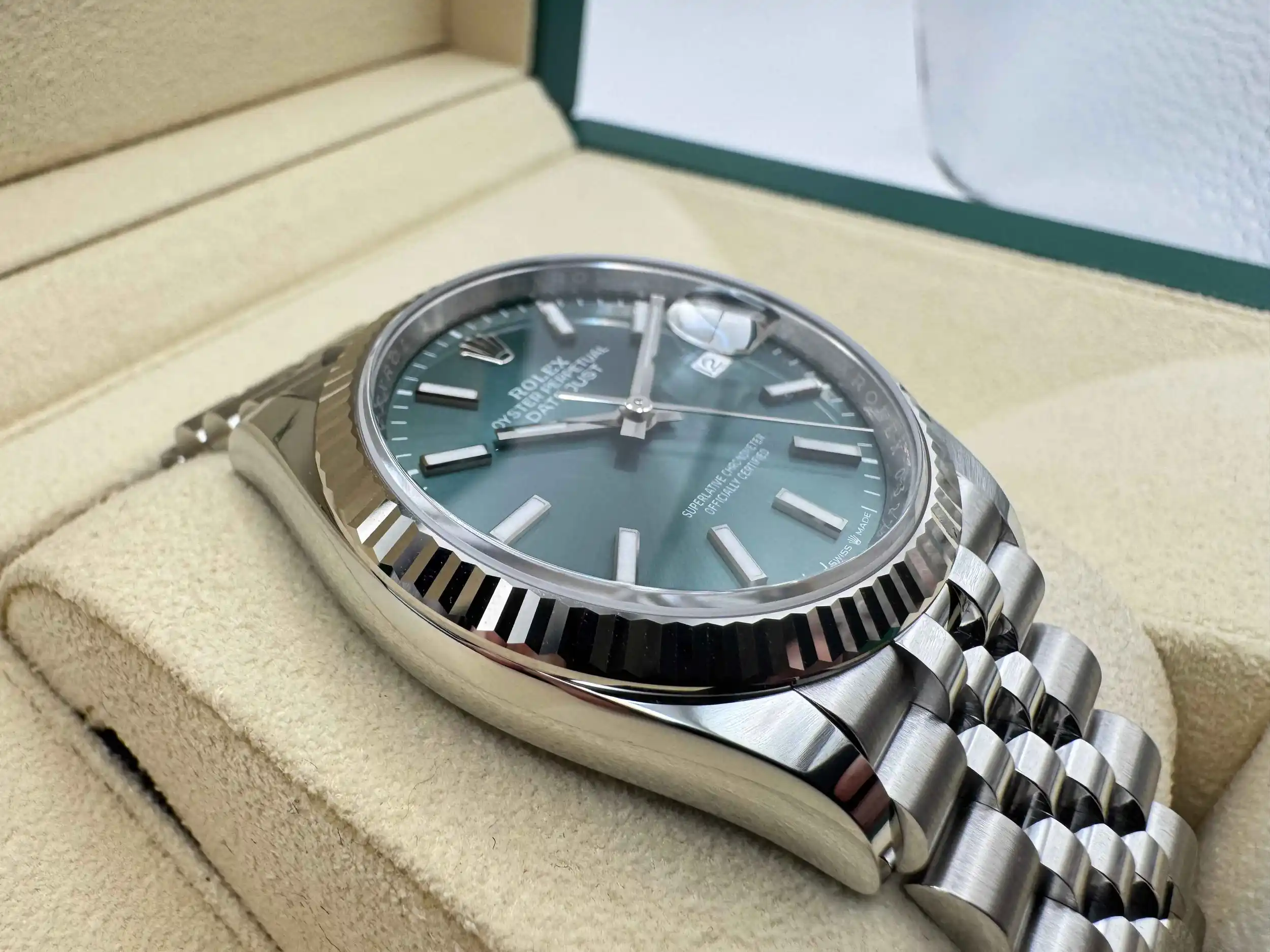 Rolex Datejust 36mm | Mintgroen Wijzerplaat | 18k Witgouden Gekartelde Lunette | Jubilee | 126234 - Image 10