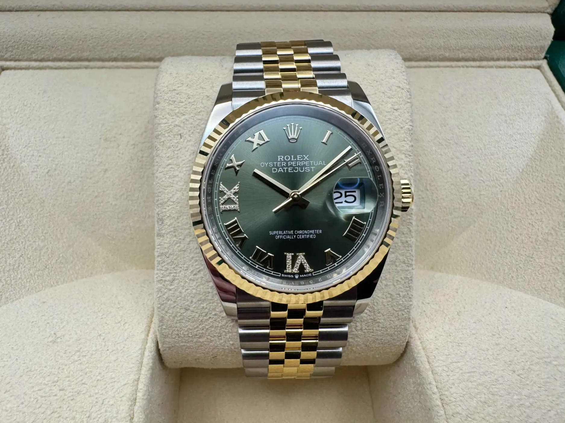 Rolex Datejust 36mm | Olijfgroene Wijzerplaat Met Diamanten & 18K Geelgouden Fluted Bezel | Jubilee | 122336
