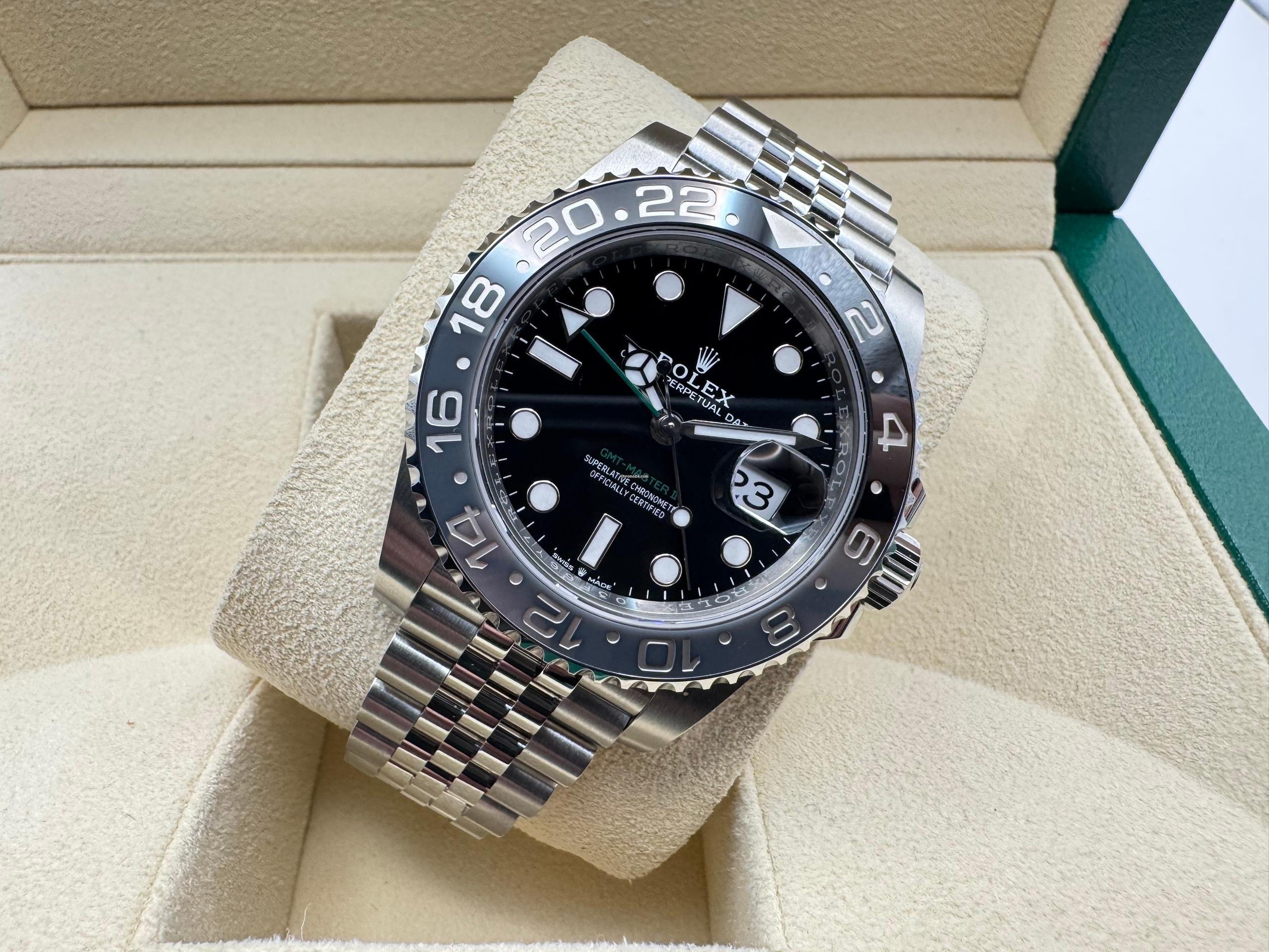 Rolex GMT-Master 2 | 40mm | Bruce Wayne | Cerachrom Lunette | Jubilee | 126710GRNR - Image 5