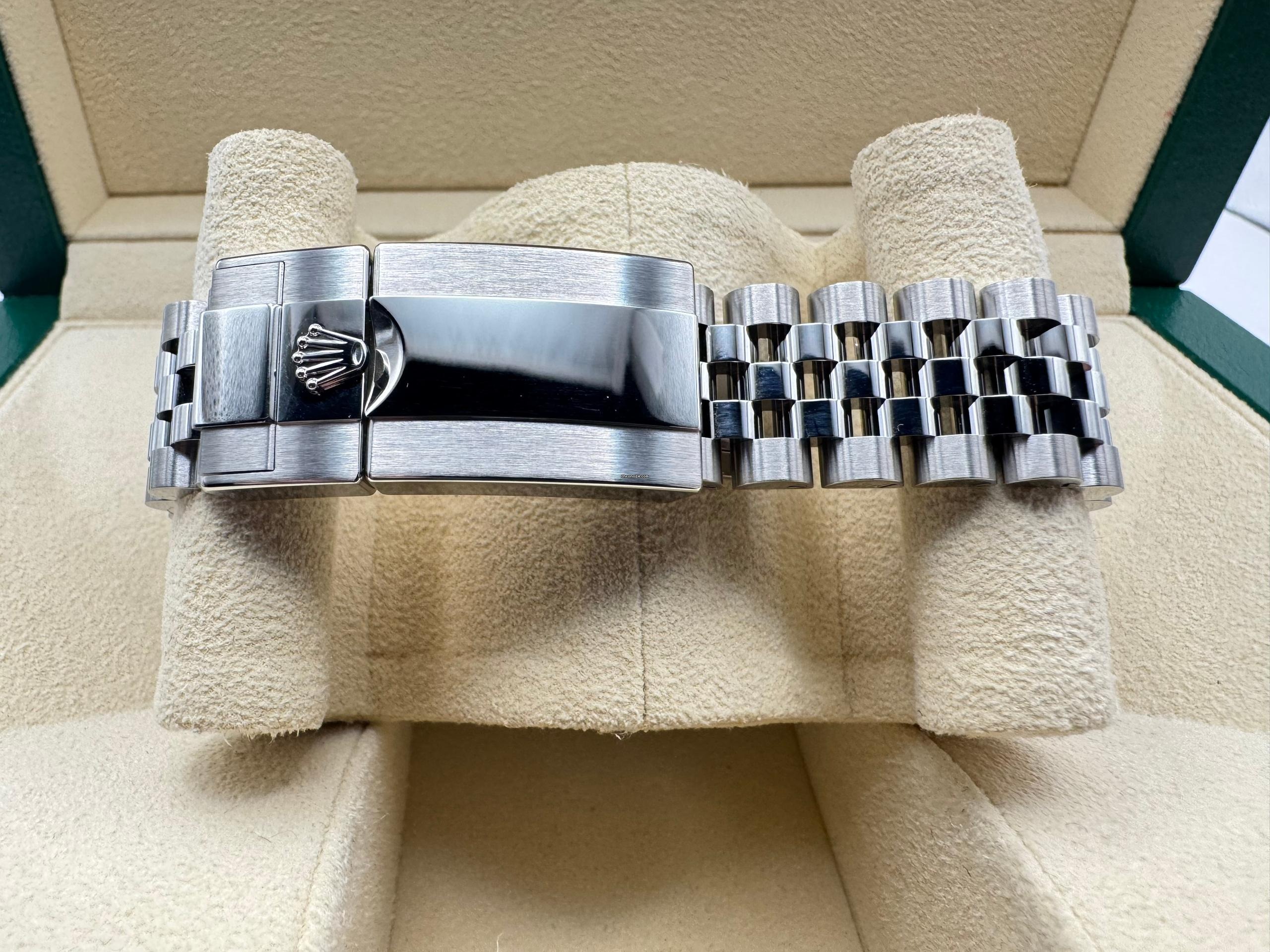 Rolex GMT-Master 2 | 40mm | Bruce Wayne | Cerachrom Lunette | Jubilee | 126710GRNR - Image 4