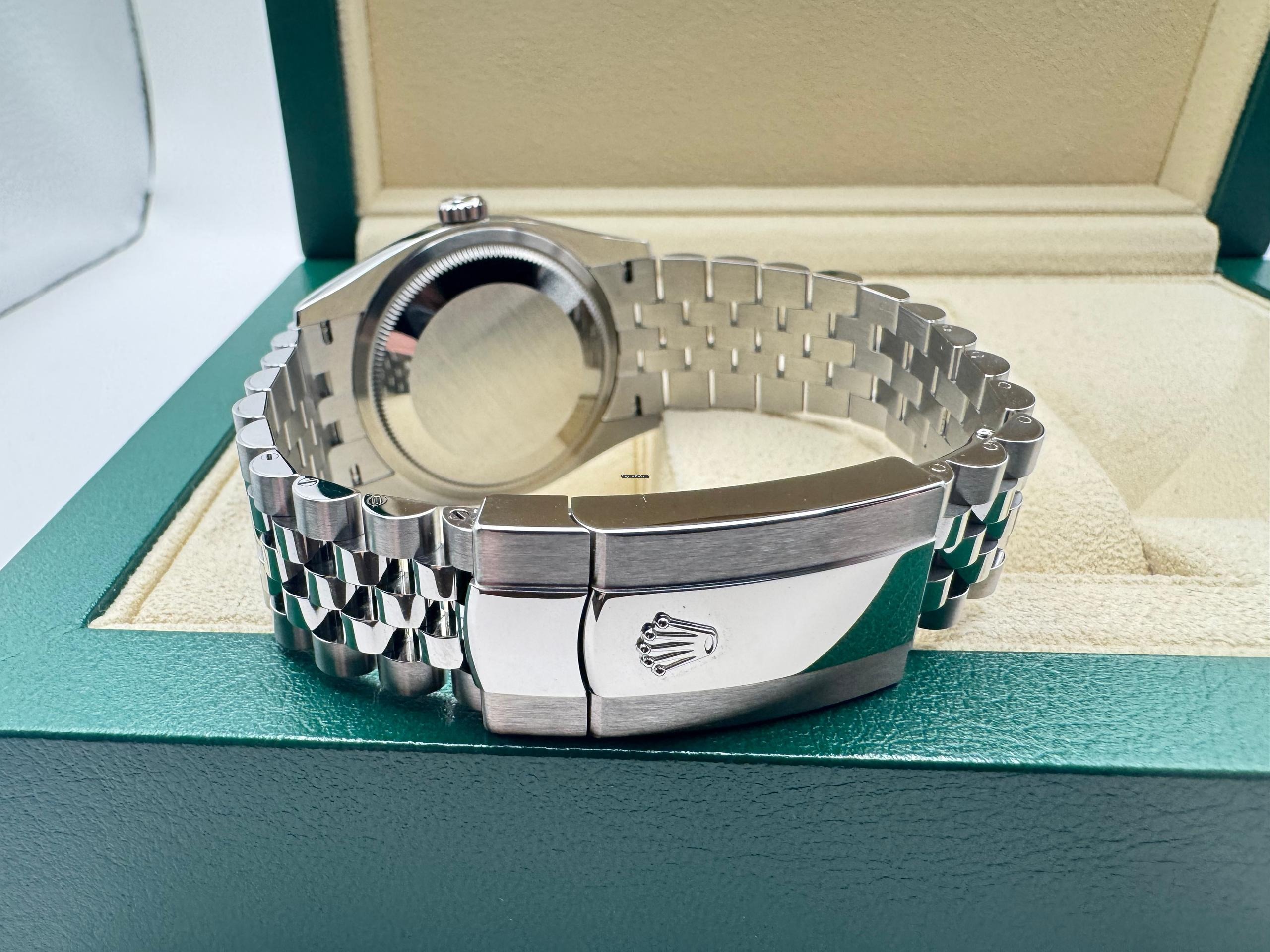 Rolex Datejust 36mm | Parelmoer Wijzerplaat met Diamanten &18K Witgouden Gekartelde Bezel/Lunnette | Jubilee | 126234 - Image 11