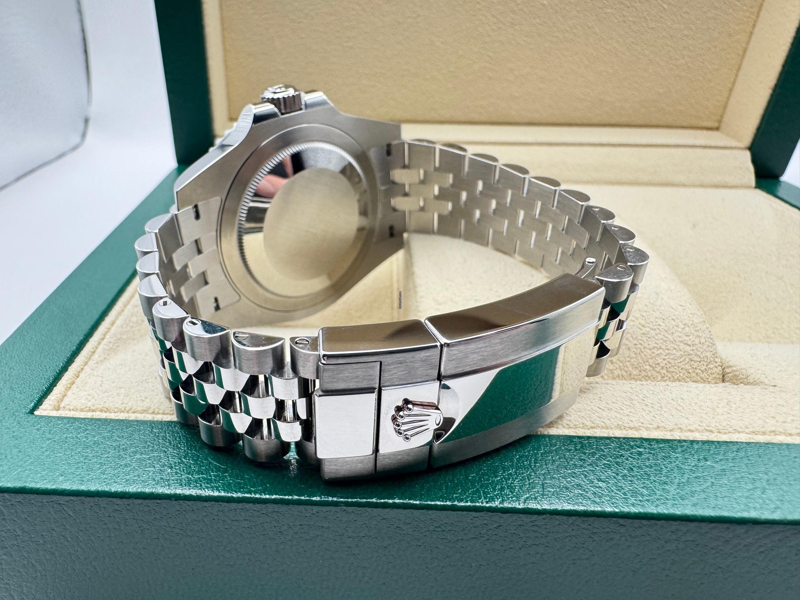 Rolex GMT-Master 2 | 40mm | Bruce Wayne | Cerachrom Lunette | Jubilee | 126710GRNR - Image 10