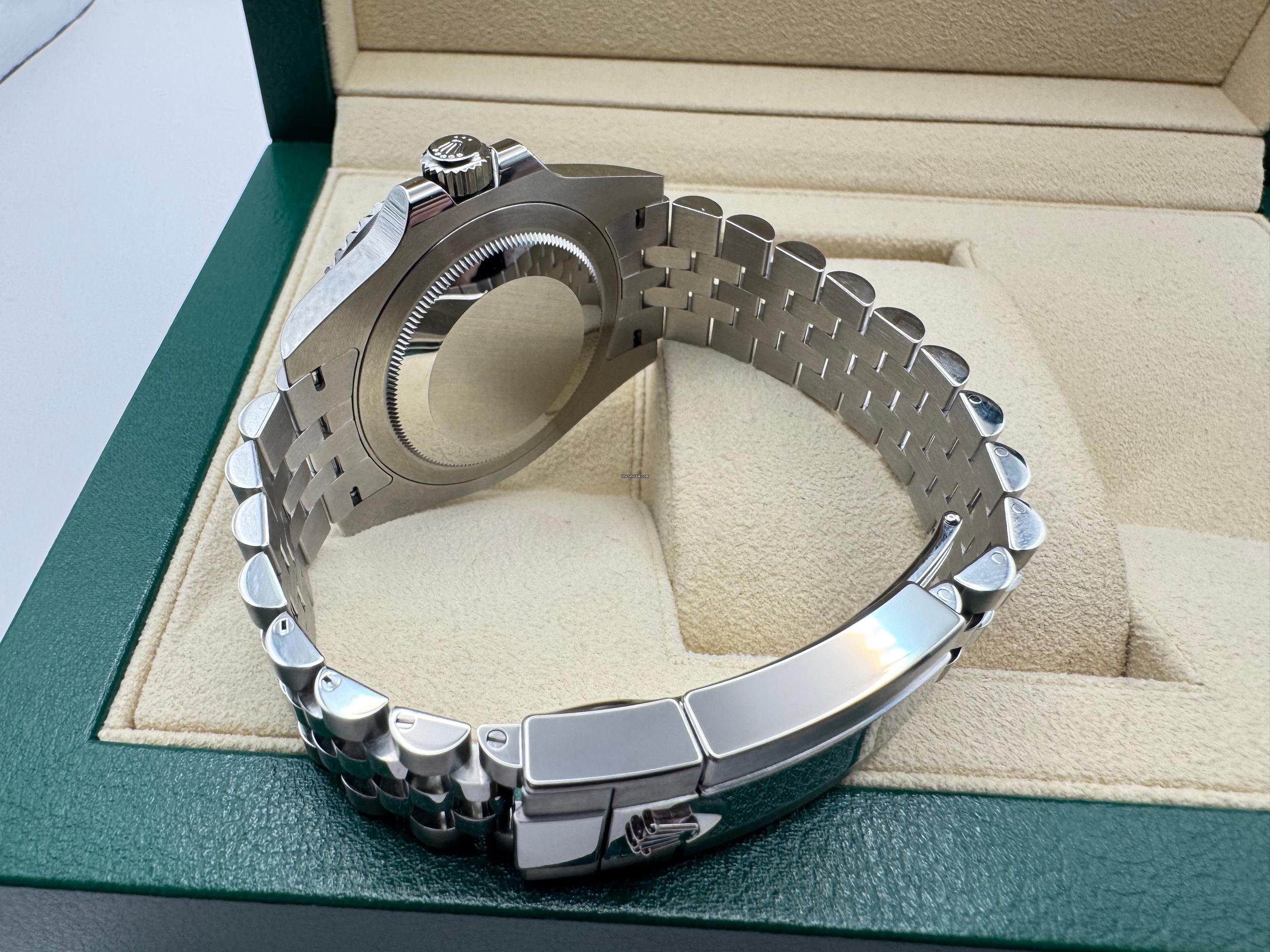 Rolex GMT-Master 2 | 40mm | Bruce Wayne | Cerachrom Lunette | Jubilee | 126710GRNR - Image 11