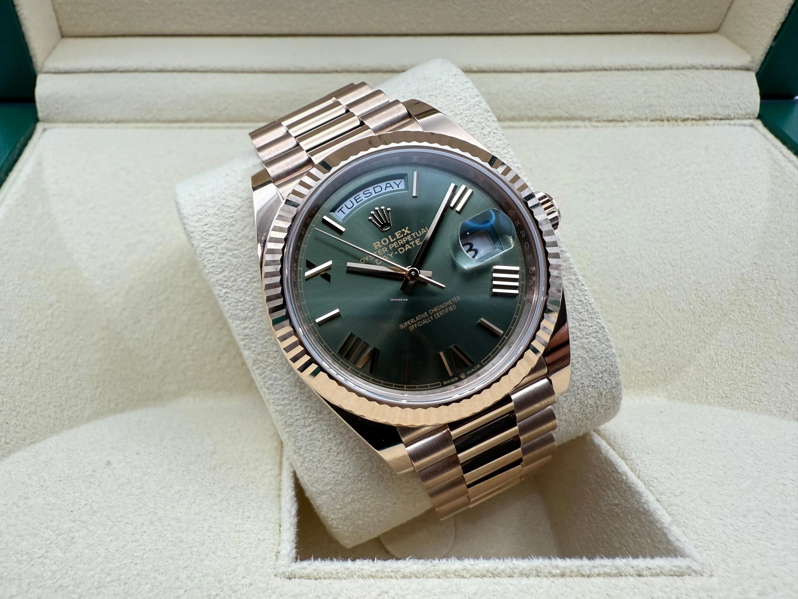 Rolex DayDate 40mm | Olijfgroen Wijzerplaat & Volledig Gefluteerde Lunette in 18K Everose | 18K Everose Goud President-band | 228235 - Image 11