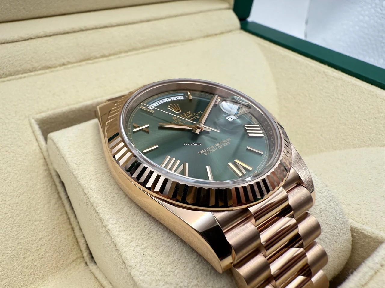 Rolex DayDate 40mm | Olijfgroen Wijzerplaat & Volledig Gefluteerde Lunette in 18K Everose | 18K Everose Goud President-band | 228235 - Image 4