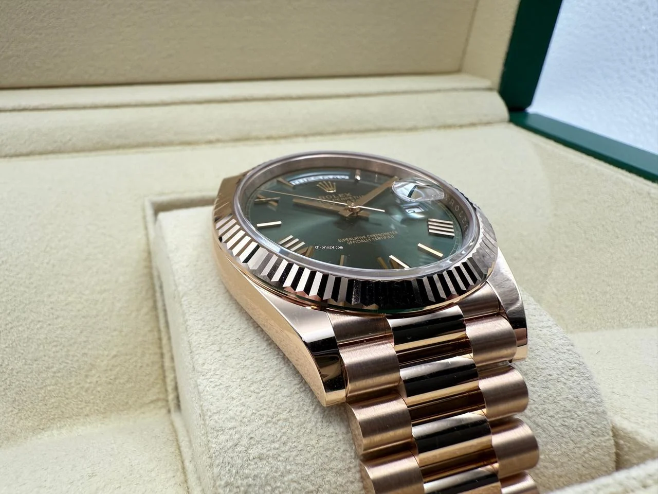 Rolex DayDate 40mm | Olijfgroen Wijzerplaat & Volledig Gefluteerde Lunette in 18K Everose | 18K Everose Goud President-band | 228235 - Image 5