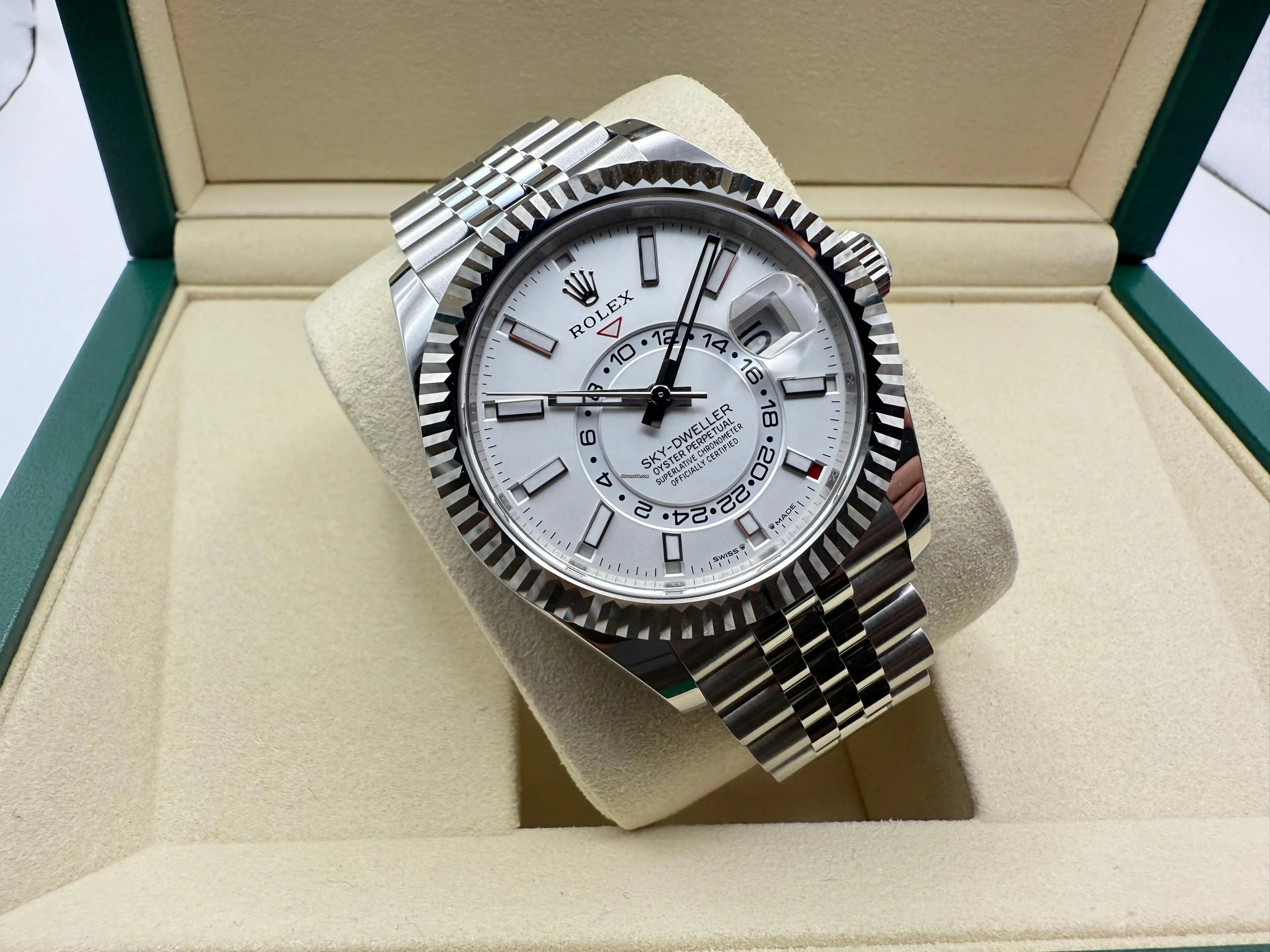Rolex Sky-Dweller 42mm | Wit Wijzerplaat & 18K Witgoud Fluted Bezel | Jubilee | 336934 - Image 4