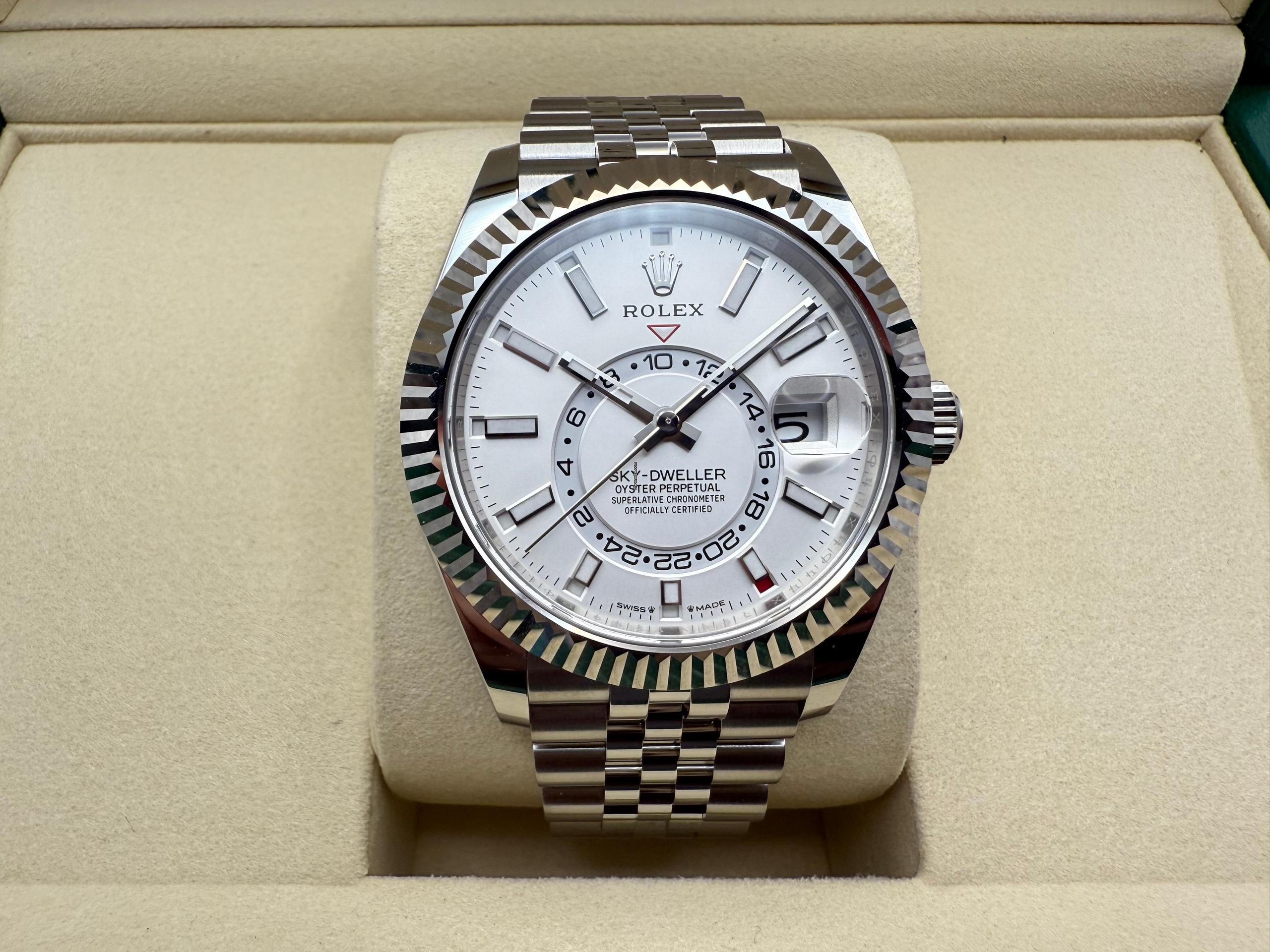 Rolex Sky-Dweller 42mm | Wit Wijzerplaat & 18K Witgoud Fluted Bezel | Jubilee | 336934