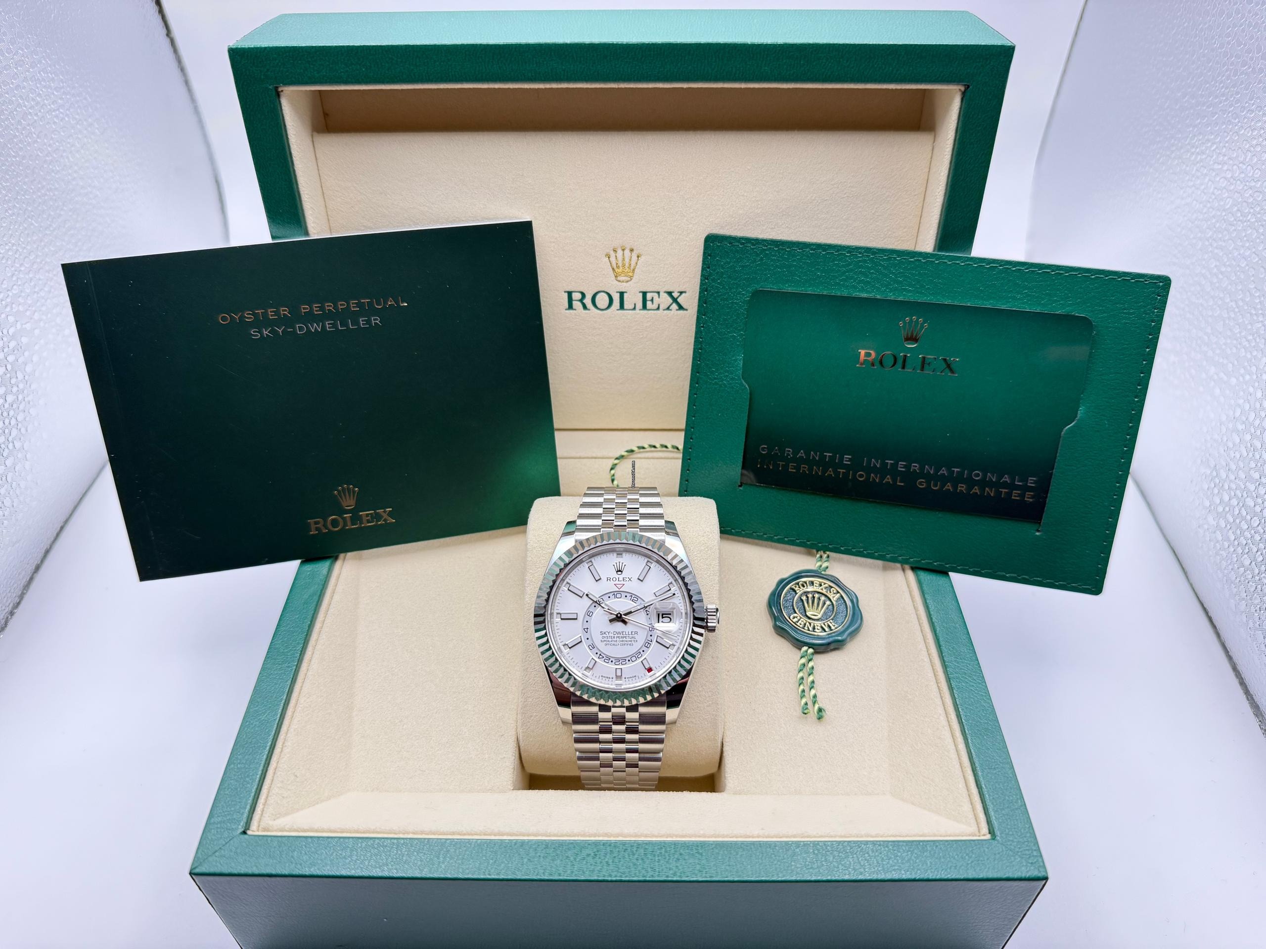 Rolex Sky-Dweller 42mm | Wit Wijzerplaat & 18K Witgoud Fluted Bezel | Jubilee | 336934 - Image 2