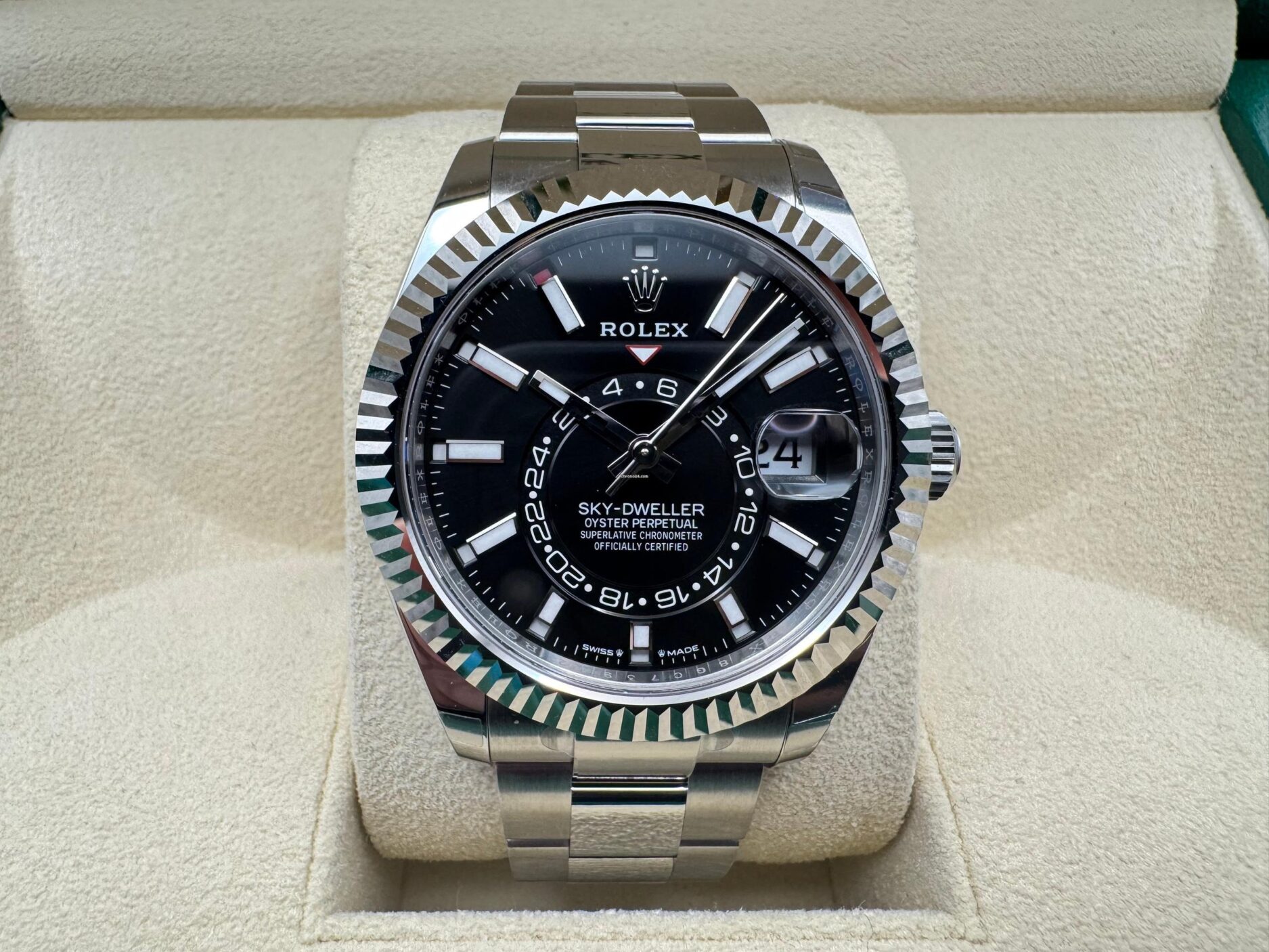 Rolex Sky-Dweller 42mm | Zwarte Wijzerplaat & 18K Witgouden Fluted Bezel | Oystersteel | 336934