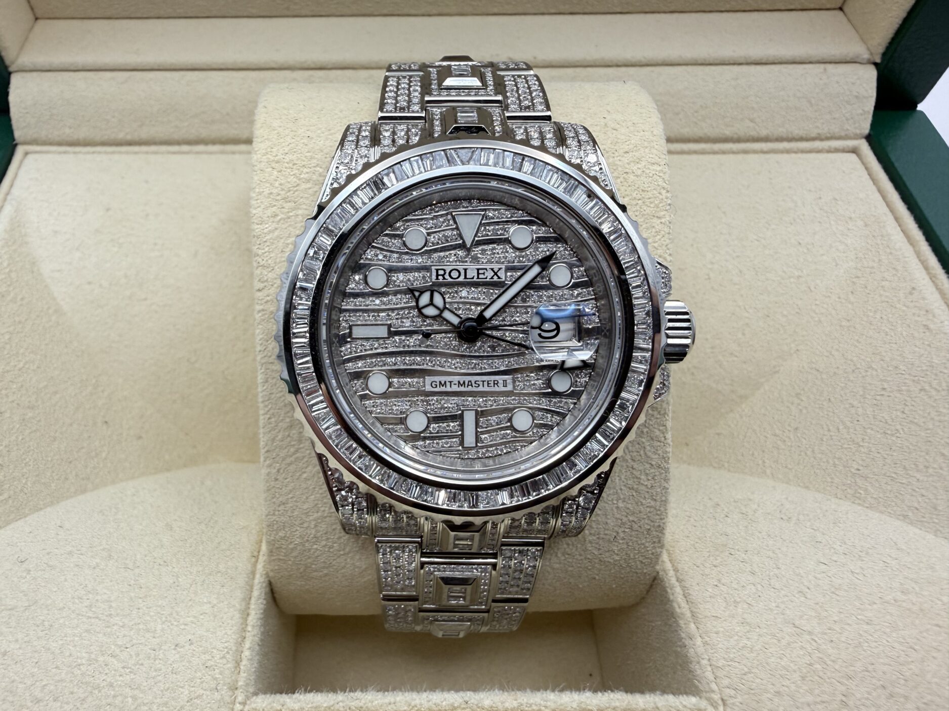 Rolex GMT-Master II 40mm | VOL! “ICED OUT” 9.7ct Diamanten & Pavé Diamant Wijzerplaat | 116710LN