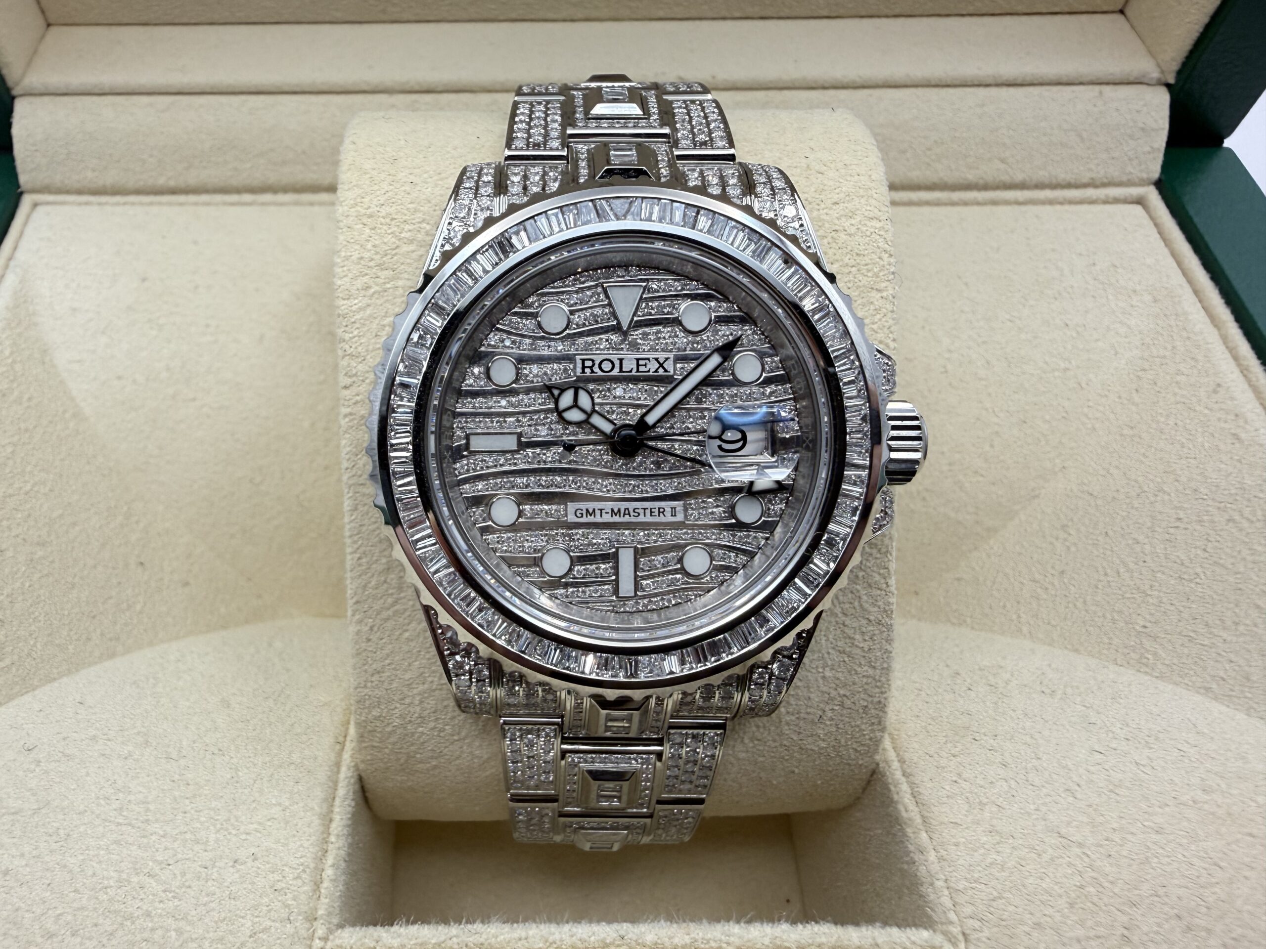 Rolex GMT-Master II 40mm | VOL! “ICED OUT” 9.7ct Diamanten & Pavé Diamant Wijzerplaat | 116710LN