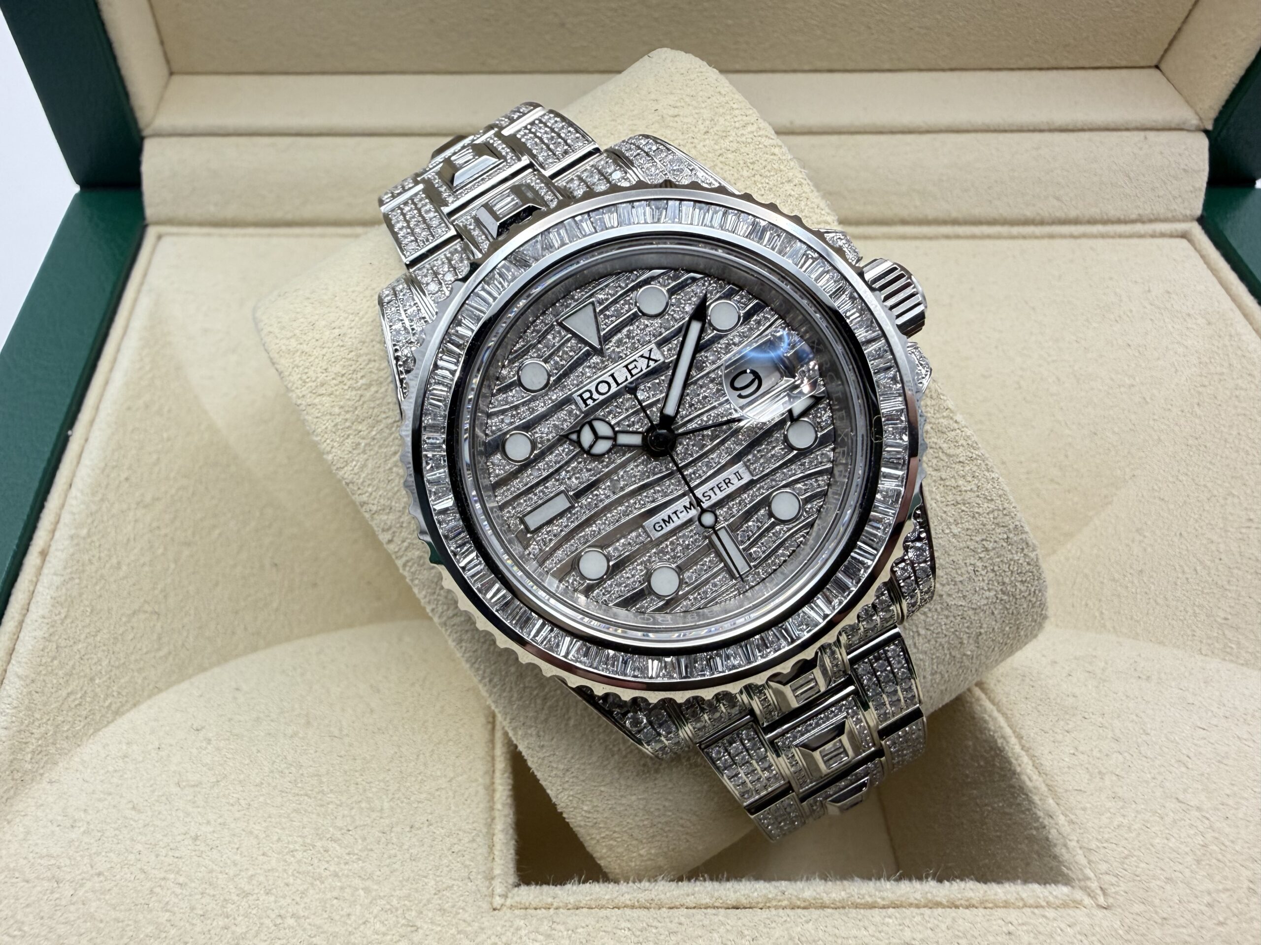 Rolex GMT-Master II 40mm | VOL! “ICED OUT” 9.7ct Diamanten & Pavé Diamant Wijzerplaat | 116710LN - Image 2