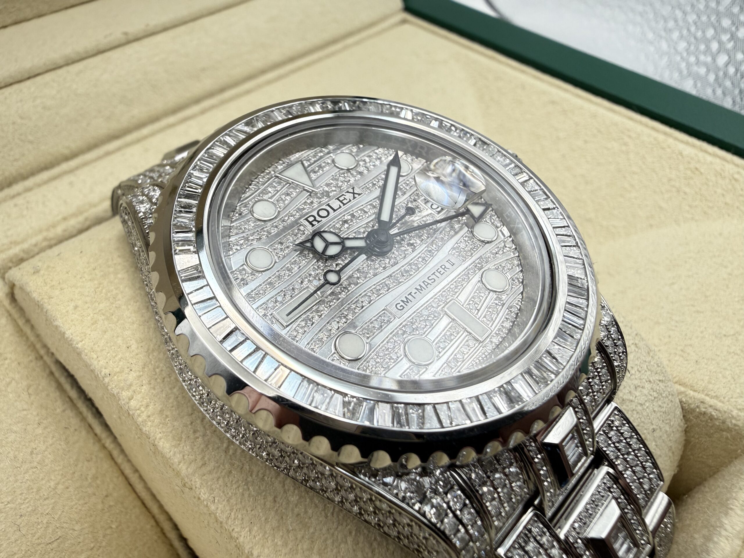 Rolex GMT-Master II 40mm | VOL! “ICED OUT” 9.7ct Diamanten & Pavé Diamant Wijzerplaat | 116710LN - Image 8