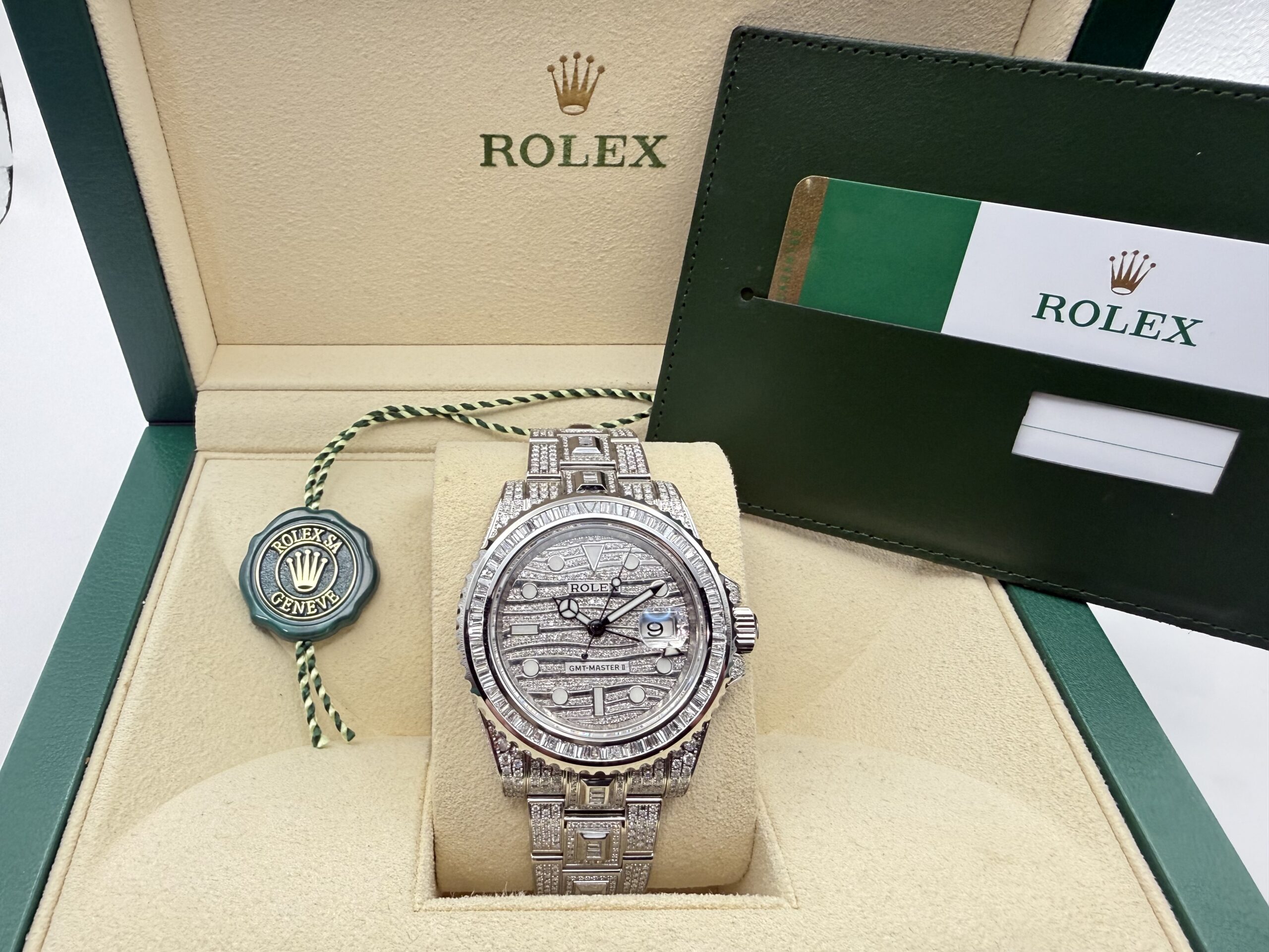Rolex GMT-Master II 40mm | VOL! “ICED OUT” 9.7ct Diamanten & Pavé Diamant Wijzerplaat | 116710LN - Image 9